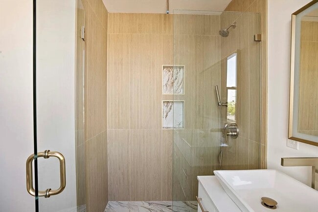 Building Photo - 98 Bennington St