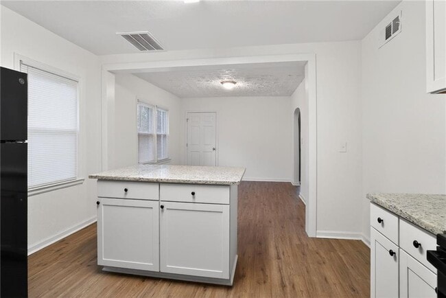 Building Photo - 1439 Westboro Dr SW