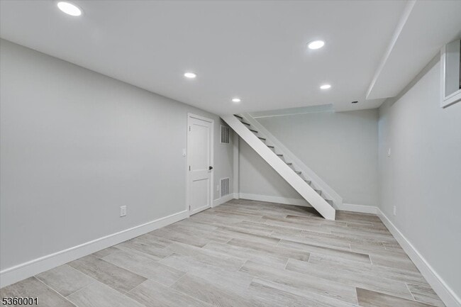 Building Photo - 224 Newman St