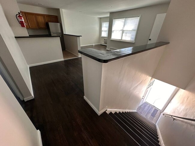 Building Photo - 581 Patten Ave