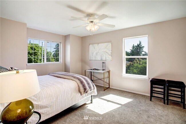 Building Photo - Modern Updated Detail and Designed 3bd 2.5bath Everett Home!