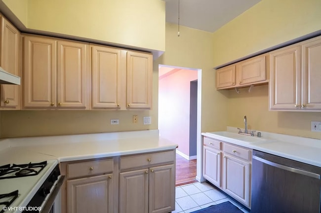 Kitchen - 6042 N Kenmore Ave