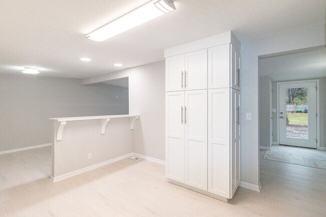 Building Photo - Gorgeous fully updated 3 bed 3 bath near KU Campus!