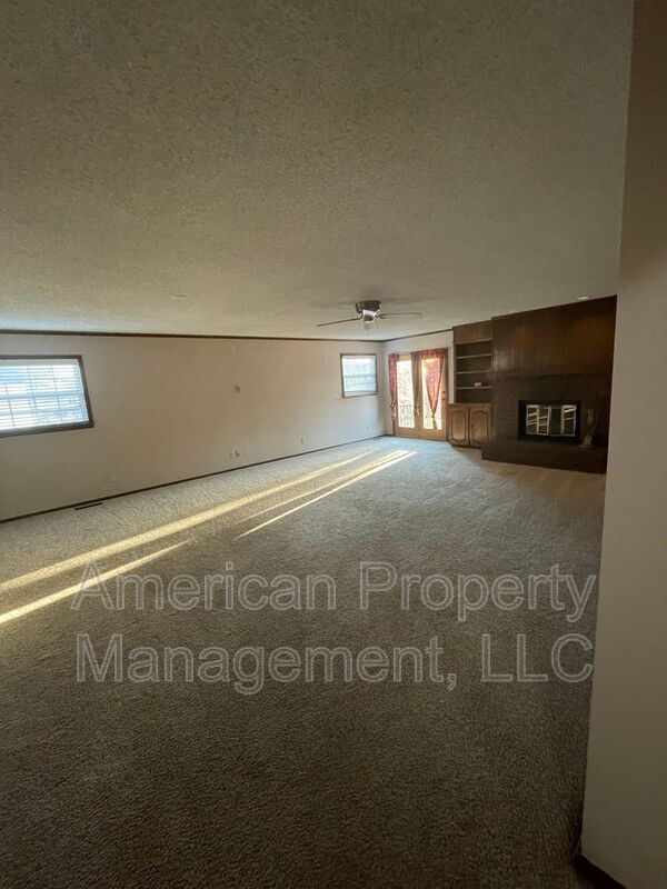 Building Photo - 714 S Marion Ave