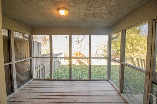 Building Photo - LARGE TOWNHOME - LOTS OF SPACE!
