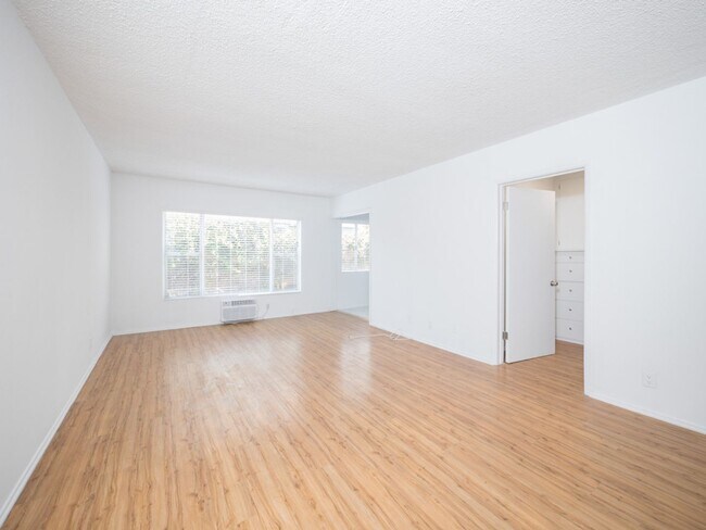 Interior Photo - 351 S. Manhattan Pl
