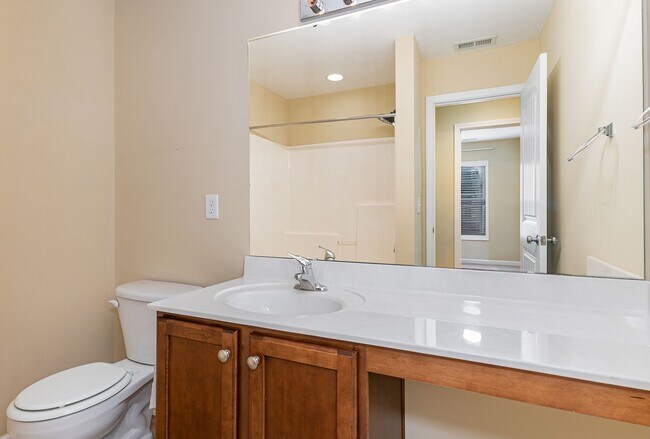 Building Photo - Charming 2-Bedroom Townhome Convenient to ...