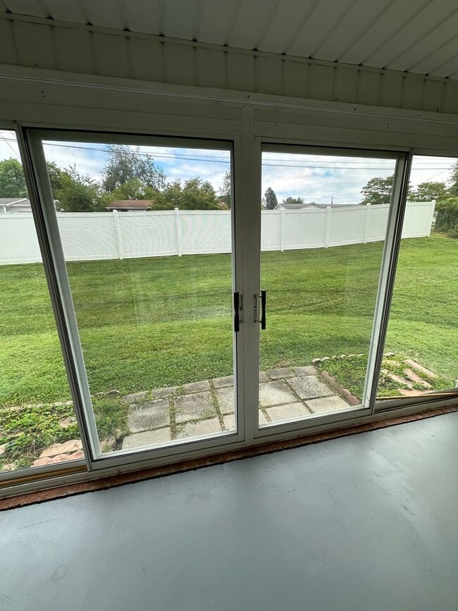 Building Photo - 2 Bedroom / 2 Bath Brick Condo - Bristol, TN