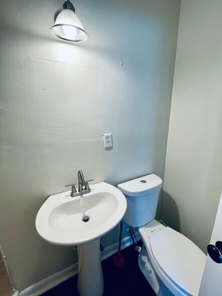 Building Photo - 1211 Victoria Blvd