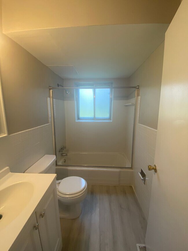 Building Photo - Renovated 2 Bed 1 Bath 1ST FLOOR!