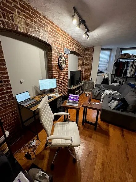 Primary Photo - 247 Beacon St