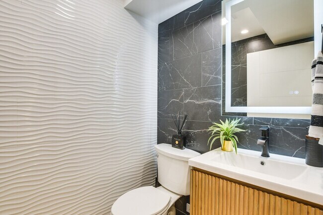 Building Photo - 6242 N Kenmore Ave