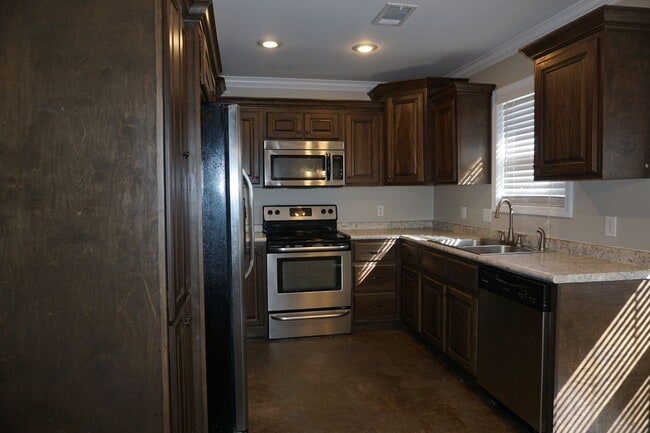 Building Photo - 210 Lake Dr