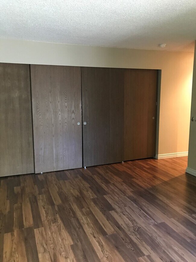 Building Photo - 3 Bed, 1.75 bath Condo w/2 parking spots i...