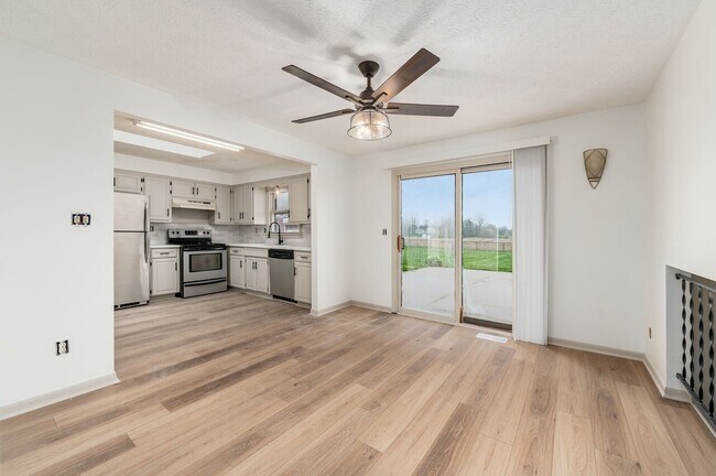 Building Photo - 7450 Richardson Rd