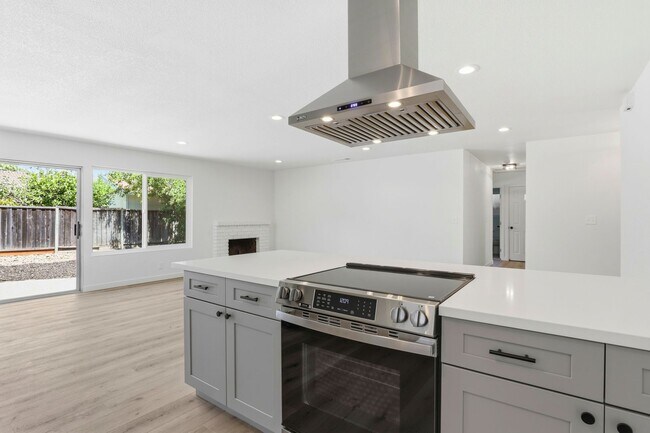 Building Photo - Beautifully Remodeled Property