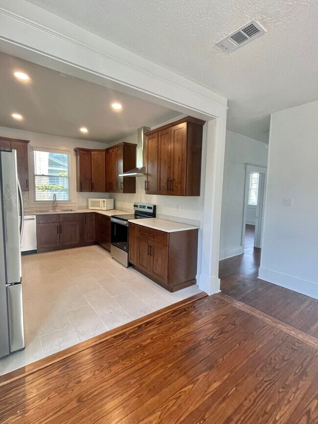 Building Photo - Renovated 2 bedroom 1 bathroom with office space Baldwin Park