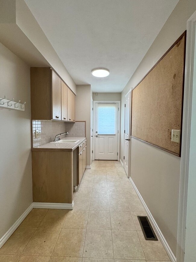 Building Photo - Large lower valley home, freshly remodeled...