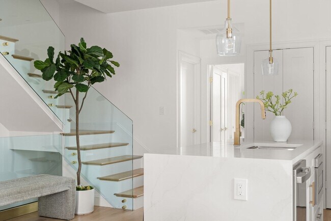 Building Photo - 100 Bennington St