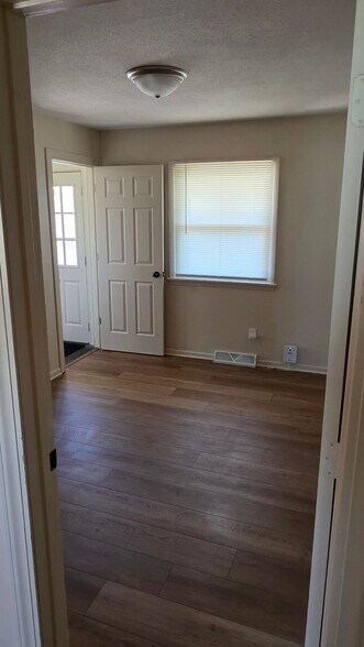 Building Photo - 2564 E Tiffin Ave