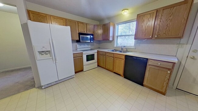 Building Photo - Townhouse with Garage & Private Deck