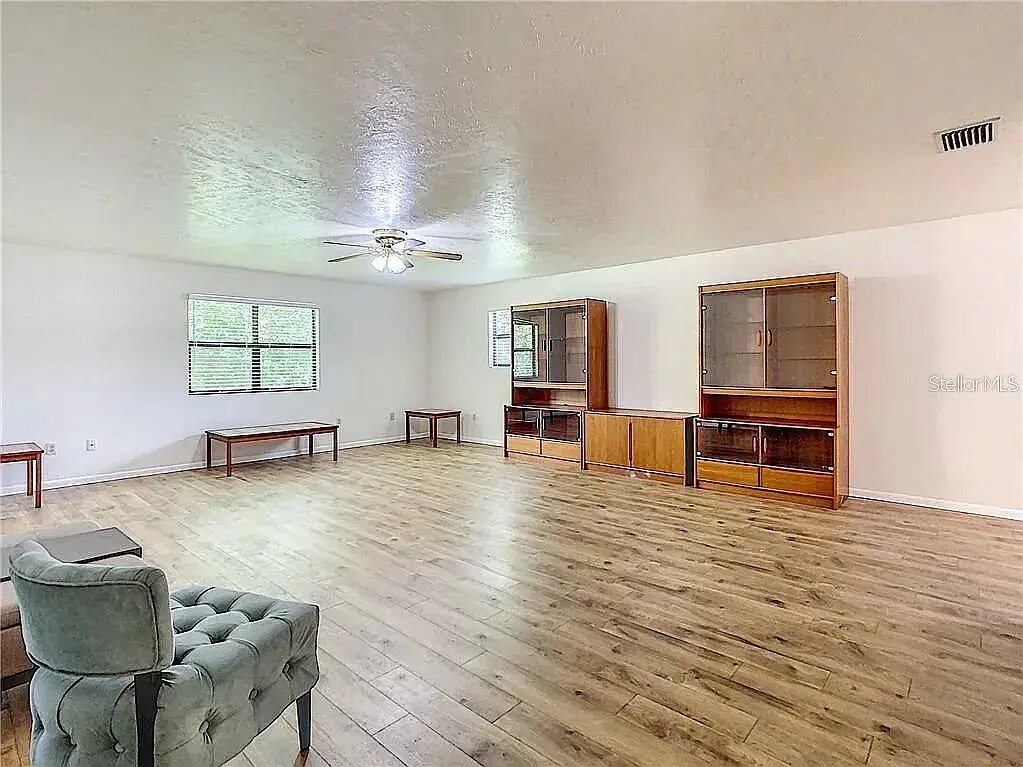 Spacious living room - 4476 Fairview Ave