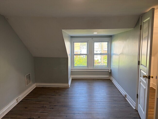 Building Photo - Charming 3 Story Brick Townhome Now Available