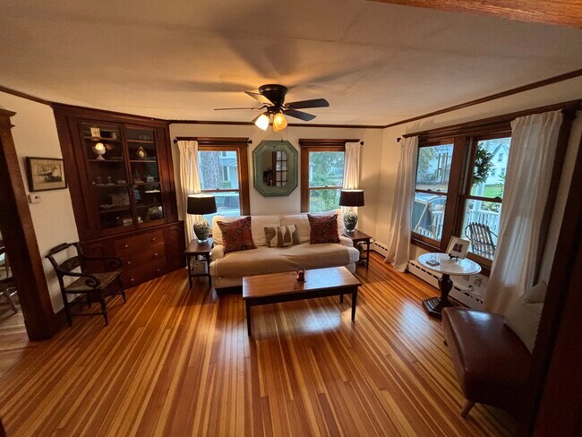 Historic features: built-in cabinet - 35 Prospect St