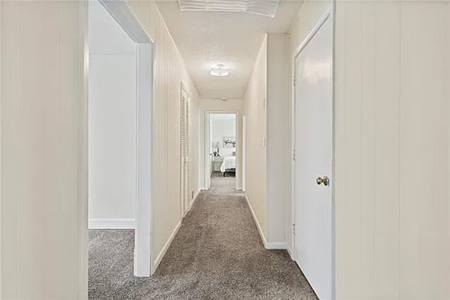 Building Photo - Spacious 3 Bed, 2 Bath Home with 1-Car Garage Near Downtown Kansas City