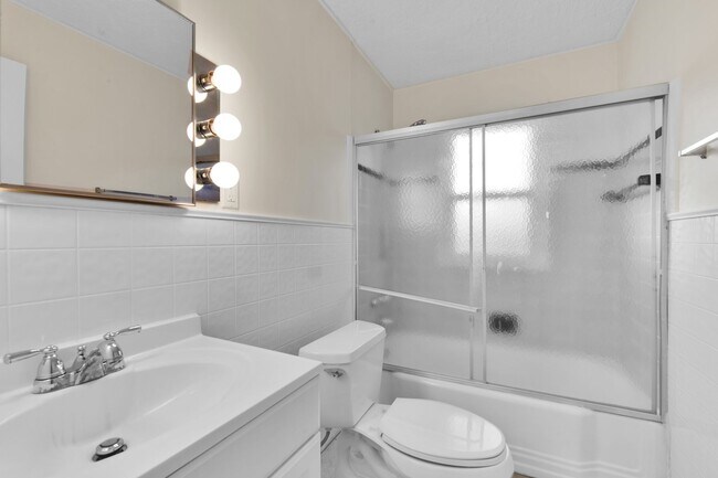 Building Photo - 22100 Revere St