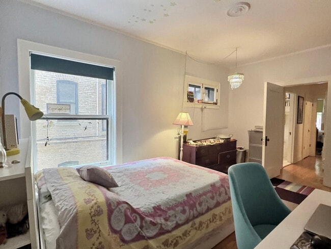 Building Photo - 2921 N Pine Grove Ave