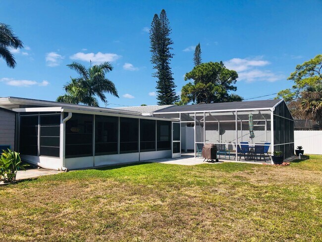 Building Photo - Experience this Short Term Furnished Off season Single Family 2/2 Pool home.