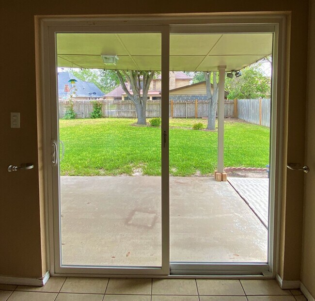 Building Photo - 3Bed/2Bath in Mcallen TX Now Available ( T...