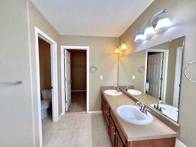 Building Photo - FABULOUS 4 BEDROOM HOME IN EASTVIEW ESTATES!!