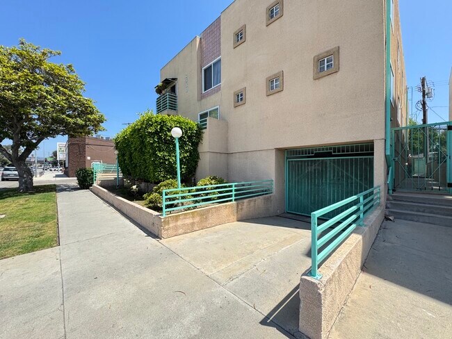 Building Photo - 2620 S Barrington Ave