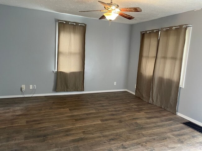 Building Photo - Updated, Two Bedroom home in Fairborn with...