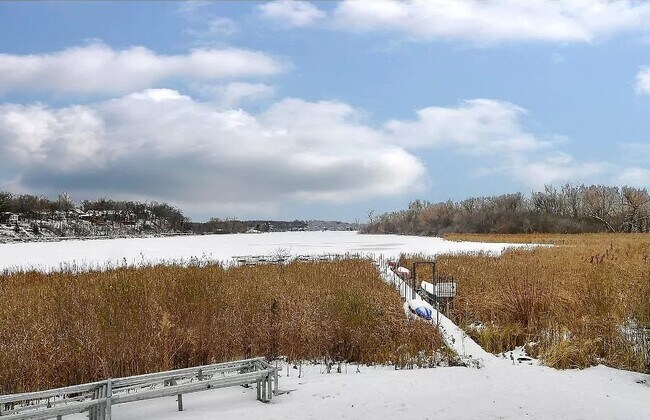 Building Photo - 1304 W Medicine Lake Dr