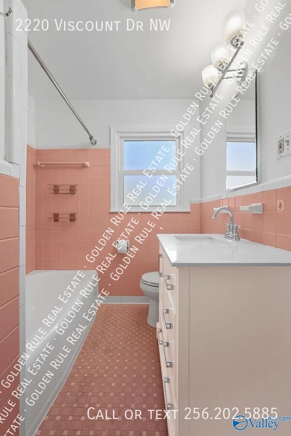Building Photo - 2220 Viscount Dr NW