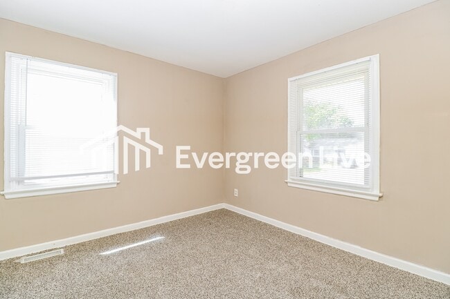 Building Photo - 230 W St Anthony Ln