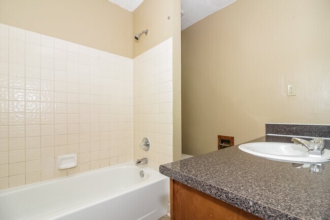 Building Photo - 4365 Ross Rd