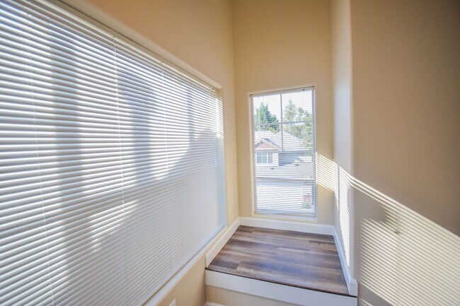 Building Photo - 10735 SW Canterbury Ln