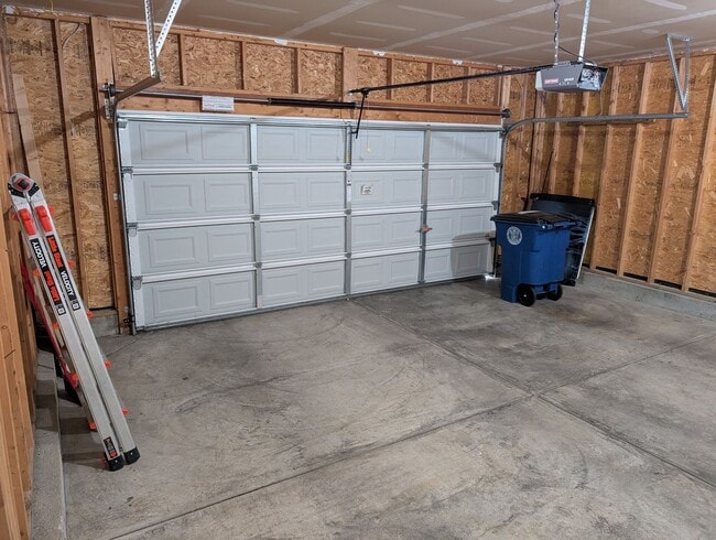 Building Photo - AVAILABLE NOW! 3 Bedroom Ranch with 2 Full...