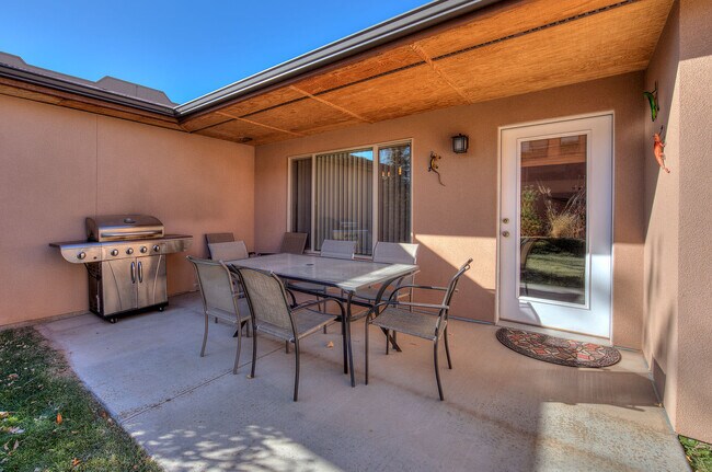 Building Photo - 3366 Oleander Ln