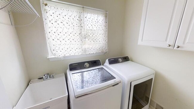 Building Photo - 292 Sandrock Ct