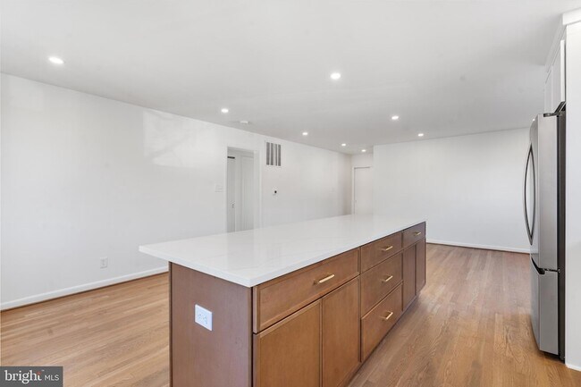 Building Photo - 618 19th St S