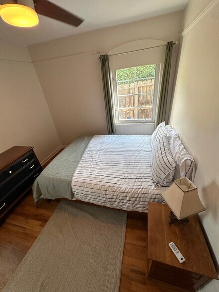 Building Photo - 732 Loma Vista Dr NE