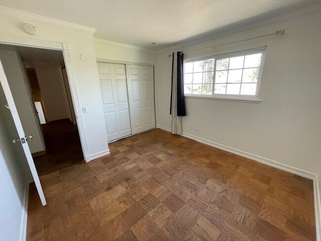 Building Photo - Spacious 4 Bedroom Oxnard Home with Custom...