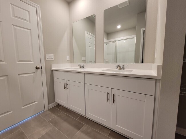 Building Photo - 5265 Sanders Oak Trl
