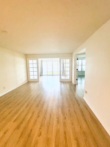 spacious open plan living area - 6660 Ilex Cir