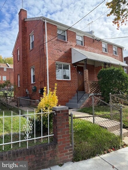 Primary Photo - 374 Chaplin St SE